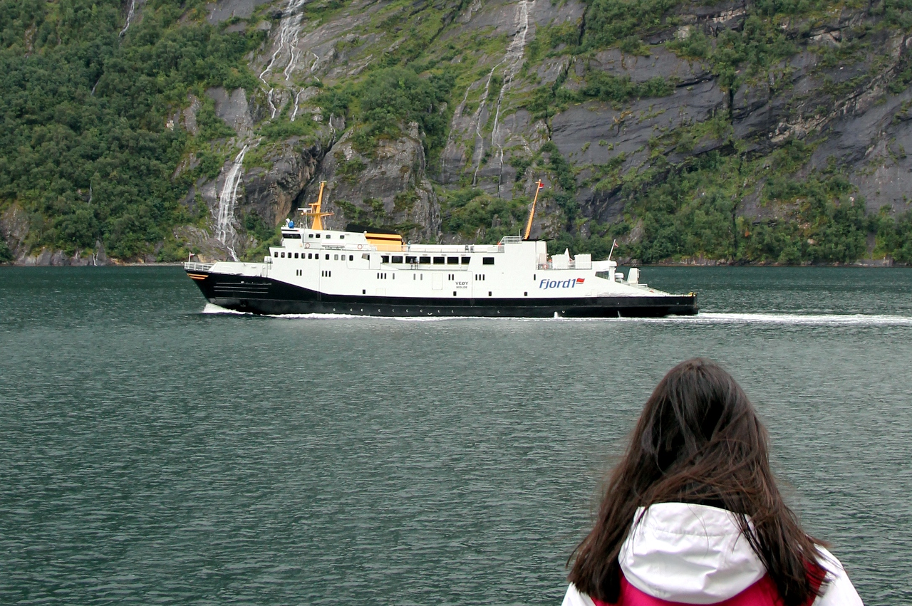 MF Veøy near the 'Seven sisters' waterflls, Geirangerfjord Паром Veøy у водопадов 'Семь сестёр', Гейрангерфьорд